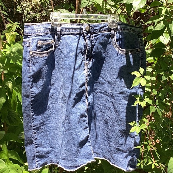 Roz & Ali Dresses & Skirts - 🦋Roz & Ali So Much Fun to Wear Size 14 Denim Jean Skirt Closet Must Have 🦋
